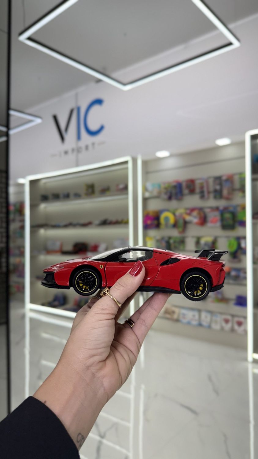 Carrinho esportivo em miniatura no showroom da Vic Import